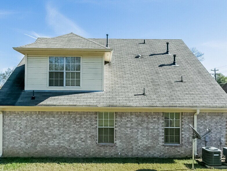 Building Photo - 7027 Maple Grove Rd