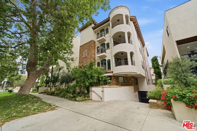 Building Photo - 320 S Swall Dr