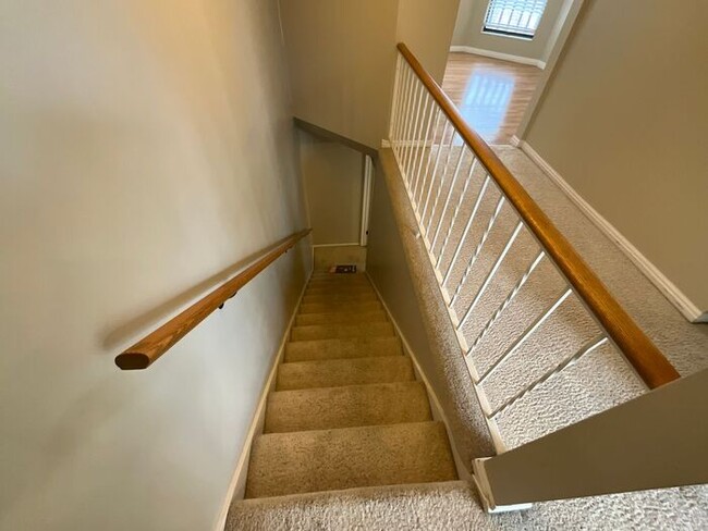 Building Photo - 5 bedroom 3 bath Home 2 car garage- Small dog friendly
