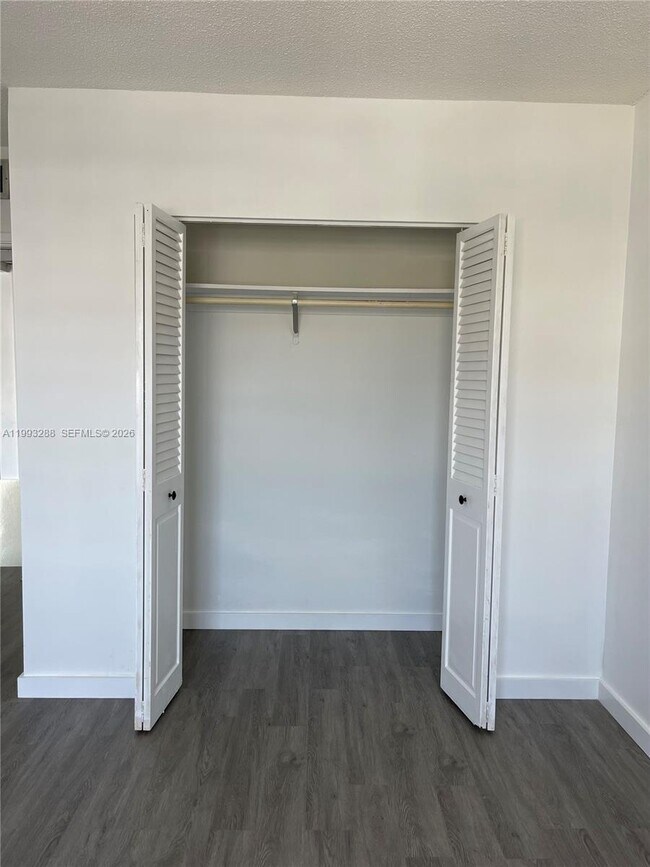 Building Photo - 400 Kings Point Dr