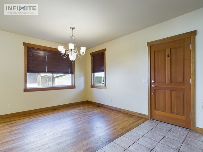 Building Photo - 3 Bedroom and Office!