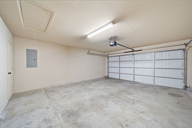 Building Photo - This well-designed home offers 3 bedrooms plus a flex room with a closet that can easily serve as...