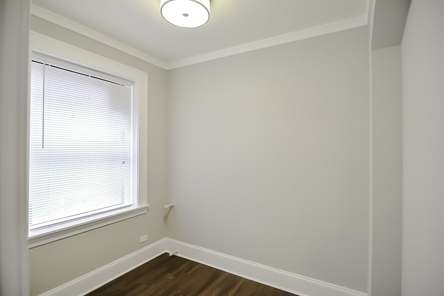 Building Photo - 817 W Lakeside Pl