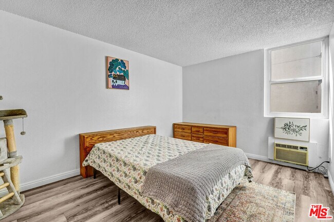 Building Photo - 18620 Hatteras St