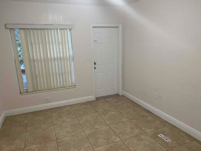 Building Photo - 765 NE 126th St