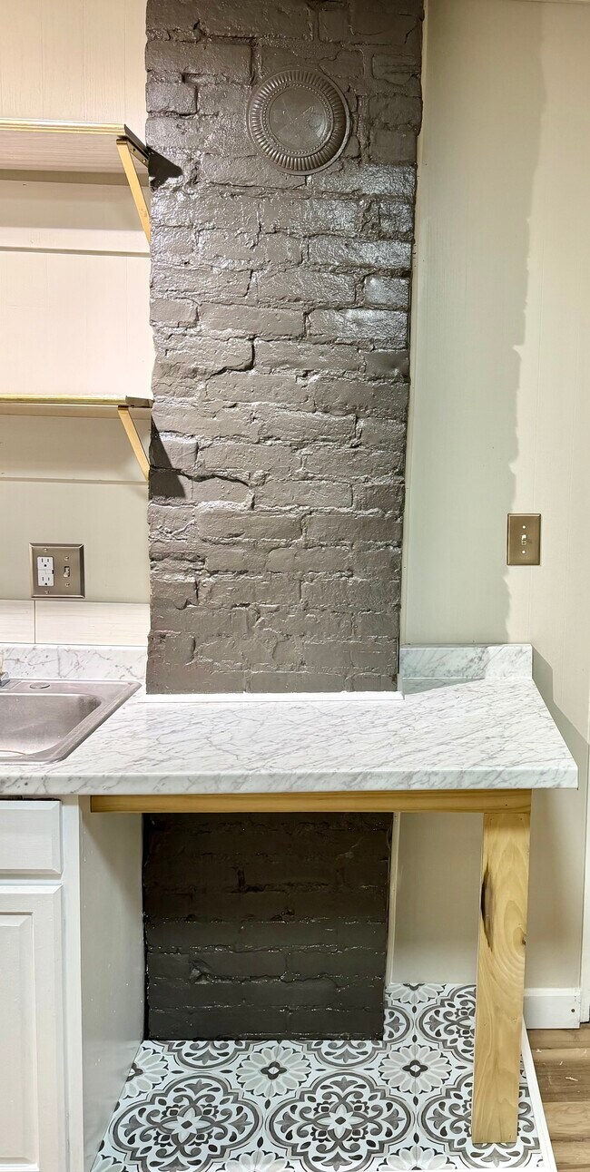 Building Photo - 415 S James St