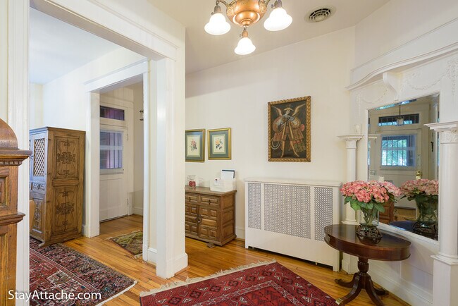 Building Photo - 1737 Swann