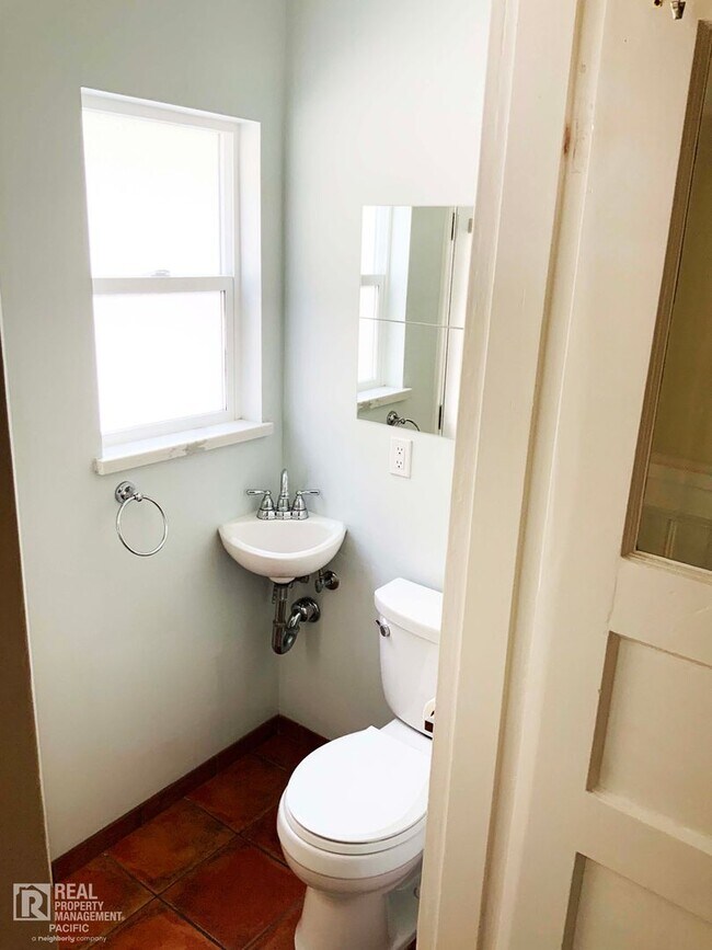 Building Photo - Spacious 4 Bedroom / 1.5 Bath near UC Campus