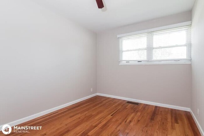 Building Photo - 10401 Trask Dr, Dellwood, MO 63136