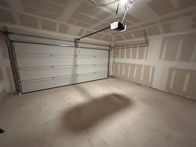 Building Photo - *COMING SOON* Dual Primary Suites! Spacious Home w/ Open Kitchen & Community Pool!