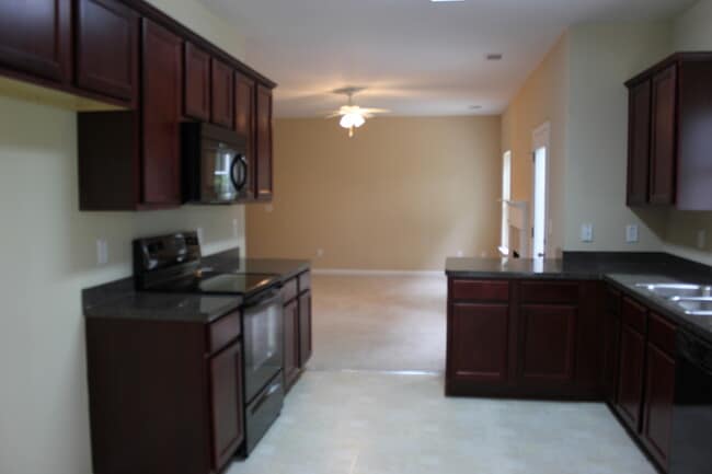 Building Photo - Beautiful 4 BR / 2.5 Bath Home Fairburn!