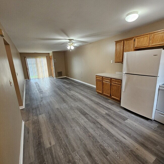 Building Photo - 2 Bedroom Lower Condo w/ Private Entrance....