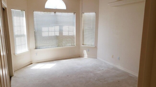 Building Photo - Beautiful Home with Pool and Hot Tub!