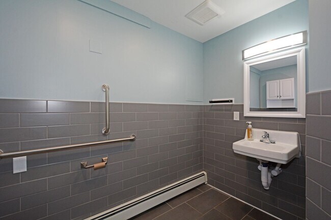 Building Photo - 814 Grand Ave