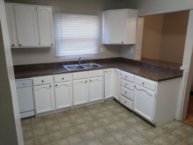 Building Photo - 3 Bedroom 2 Bath House