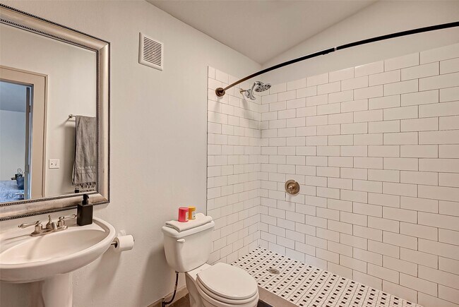 Building Photo - 1612 W Alabama St