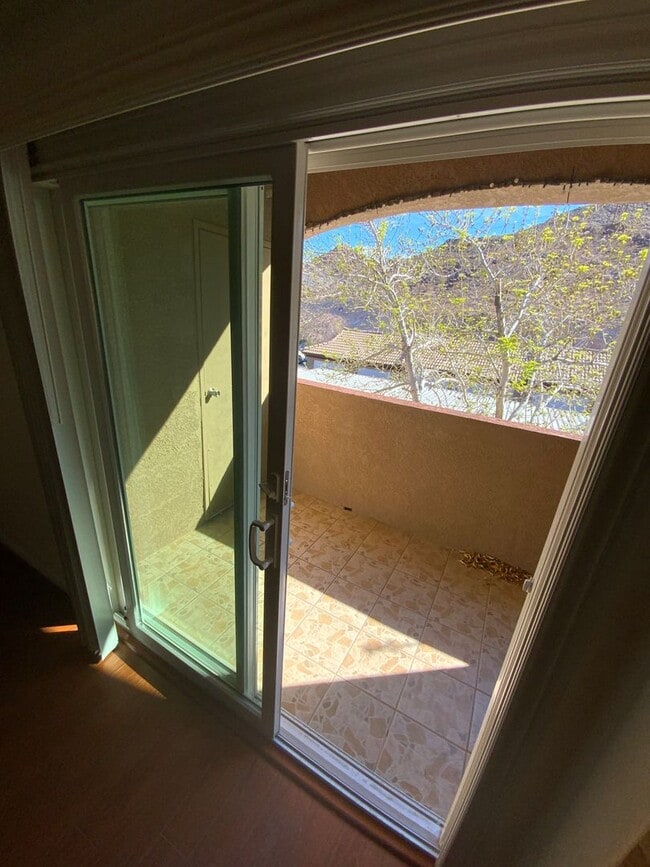 Building Photo - BLACK MTN AREA CLOSE TO FREEWAY! Large Henderson Condo in Big Horn Community