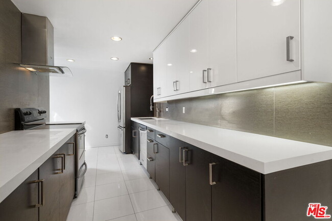 Building Photo - 8550 Holloway Dr