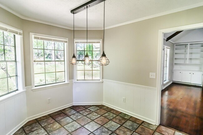 Building Photo - 703 Parker Dr