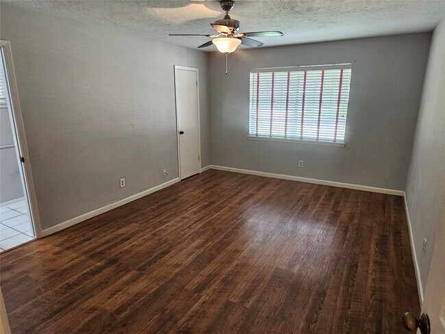Building Photo - 2701 Henderson Ln