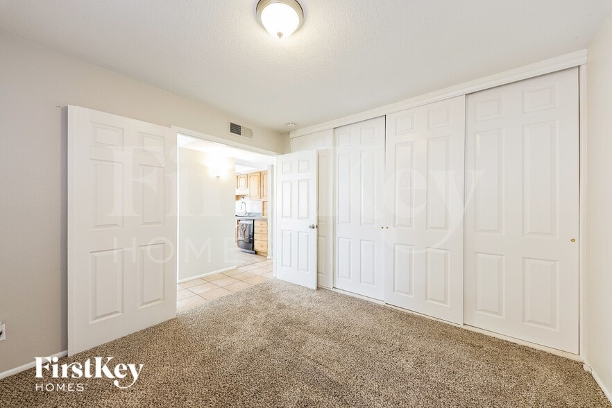 Building Photo - 8647 E Fillmore St