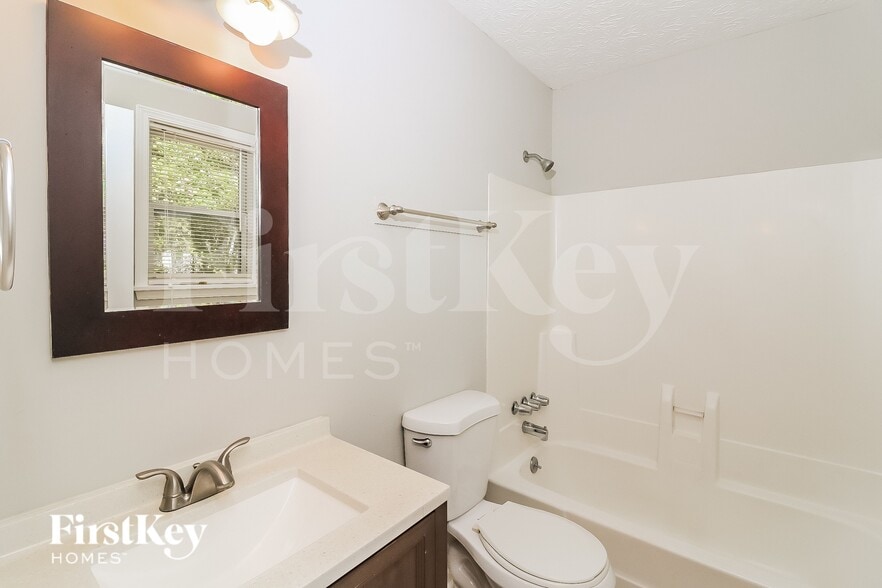 Building Photo - 680 Springhollow Ln SW