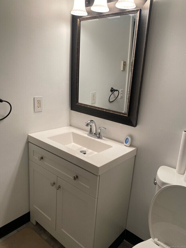 Building Photo - 3 Cinnamon Spring