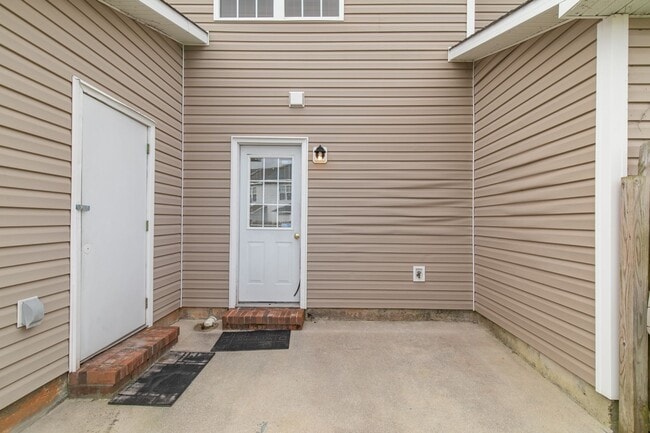 Building Photo - 2 Bed 2.5 Bath Townhome