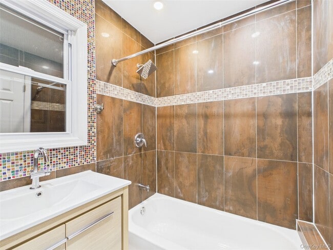 Building Photo - 25-16 Curtis St