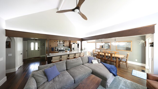 Building Photo - 3 Bed 3 Bath - Upgrades Throughout - No Pe...
