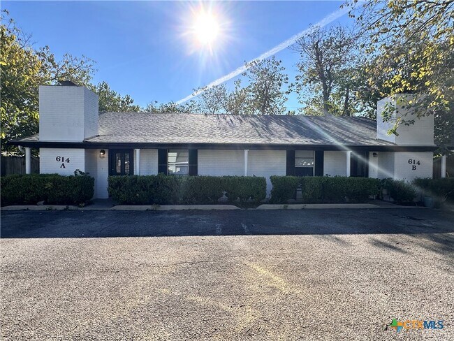 Building Photo - 614 Mill St