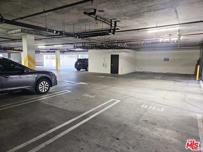 Building Photo - 944 S Serrano Ave