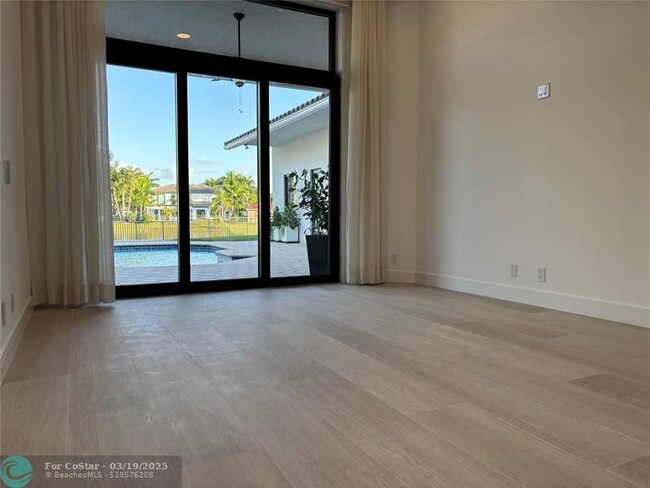 Building Photo - 2550 Jardin Terrace