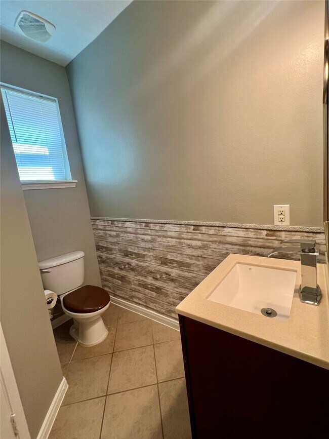 Building Photo - 411 White Oak Pointe Dr