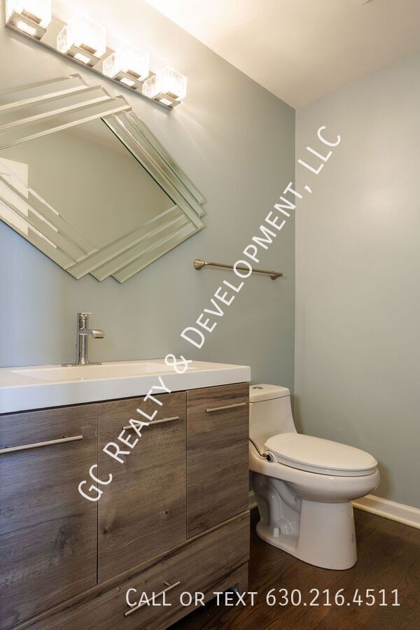 Building Photo - 810 Clarendon Ln
