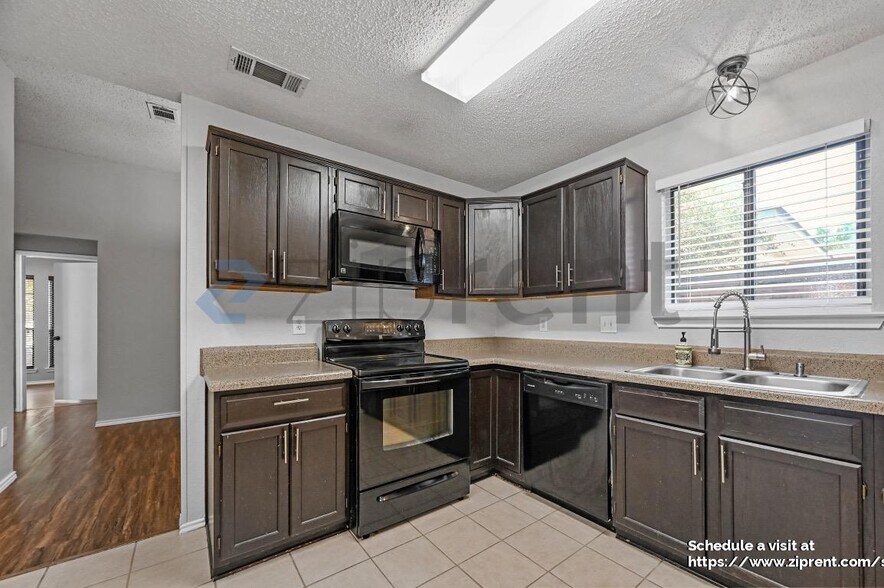 Building Photo - 2029 Oakglen Dr