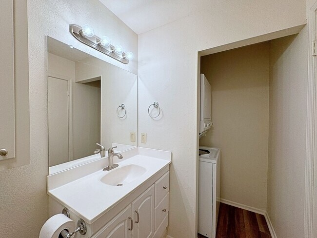 Building Photo - 1 Bedroom Downstairs condo available now! Community Pool