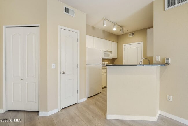 Building Photo - 1701 E Colter St