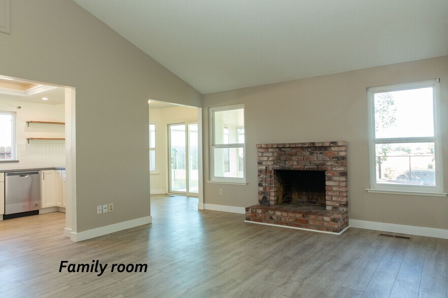 Family room - 2229 San Remo Way