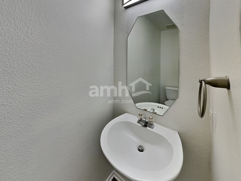 Building Photo - 2440 Marimont Ln