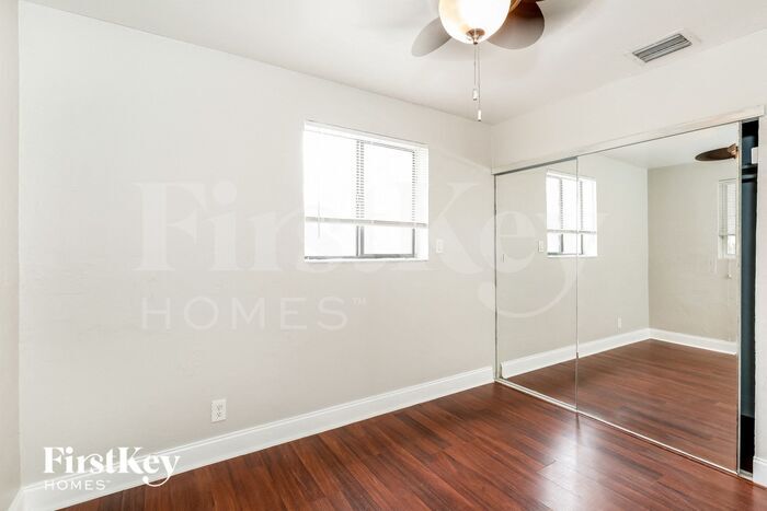 Building Photo - 3763 SW 17th St