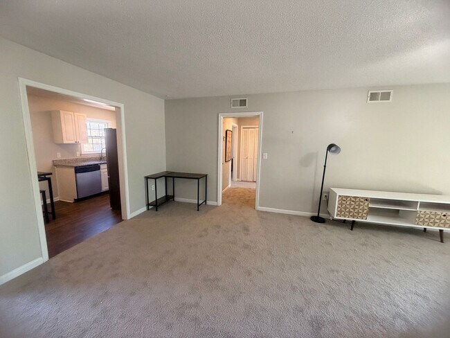 Building Photo - 5516 Lakeshore Dr