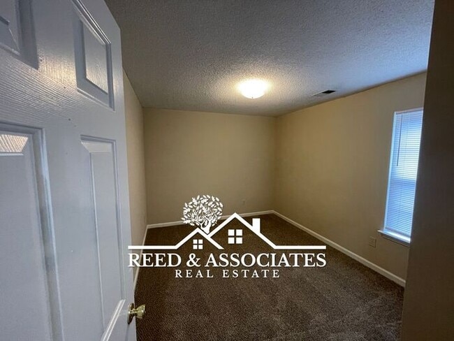 Building Photo - Charming Home Located in Quiet Neighborhood!