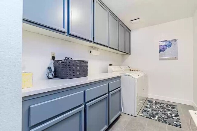 Building Photo - 861 Lake Terrace Cir