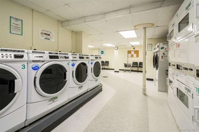 Building Photo - 161 Pearsall Dr