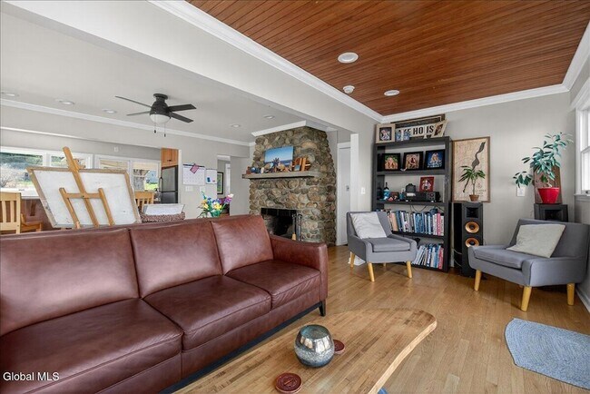 Building Photo - 15 Chase Ln