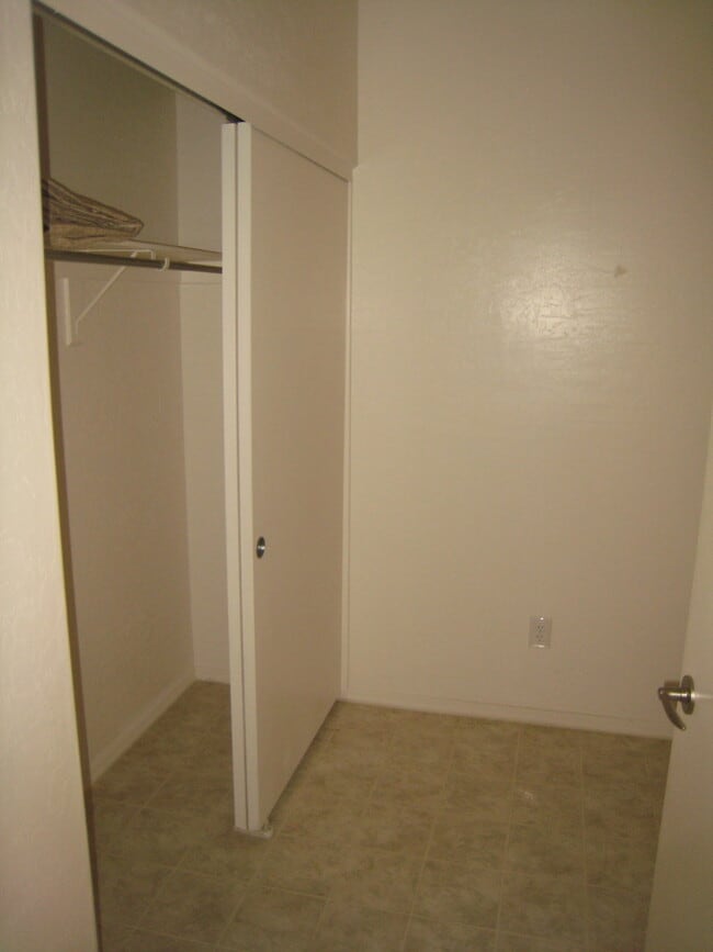 Building Photo - Spacious condo with attached garage.