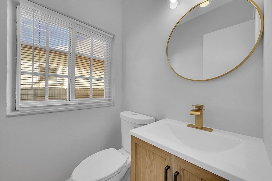 Building Photo - 330 SW 48th Ave