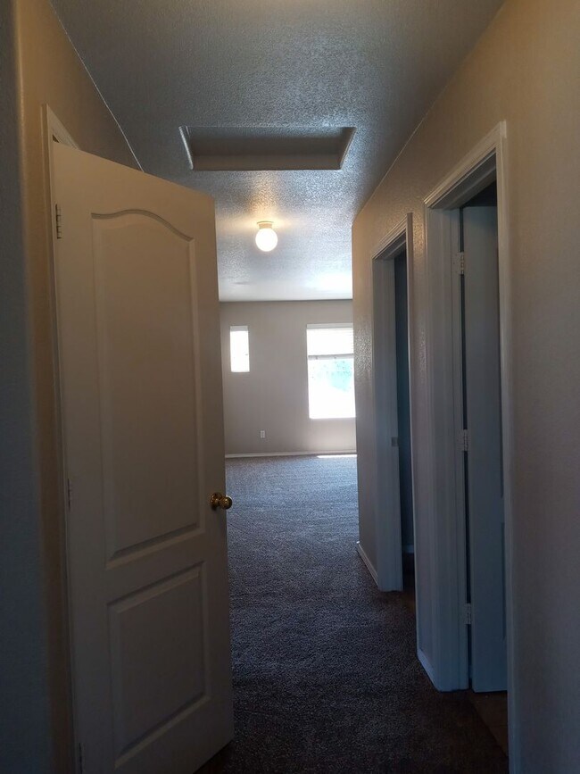 Building Photo - 9900 Sunshine Mesa Dr NW