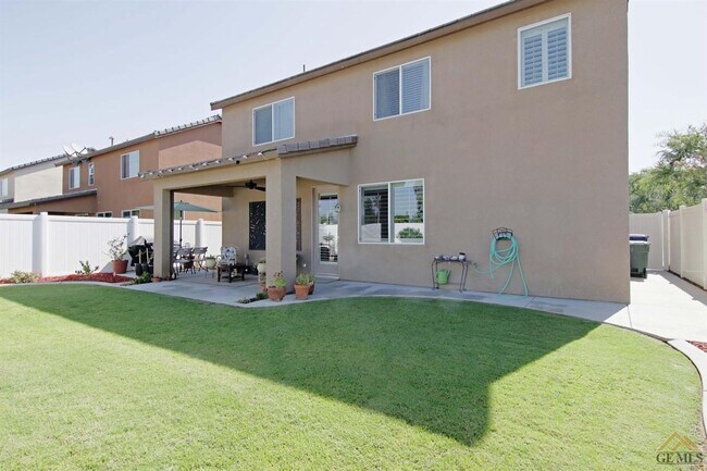 Building Photo - Gorgeous Home in a Gated Community with Pool!